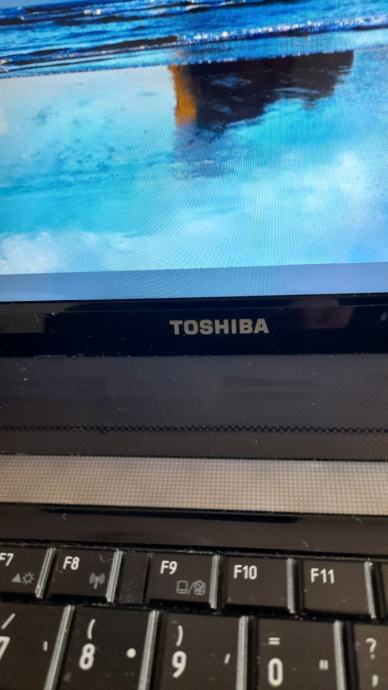Prodam prenosni računalnik Toshiba. Cena 200evra