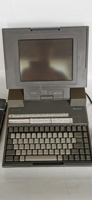 Toshiba T3100 letnik 1986 delujoč.