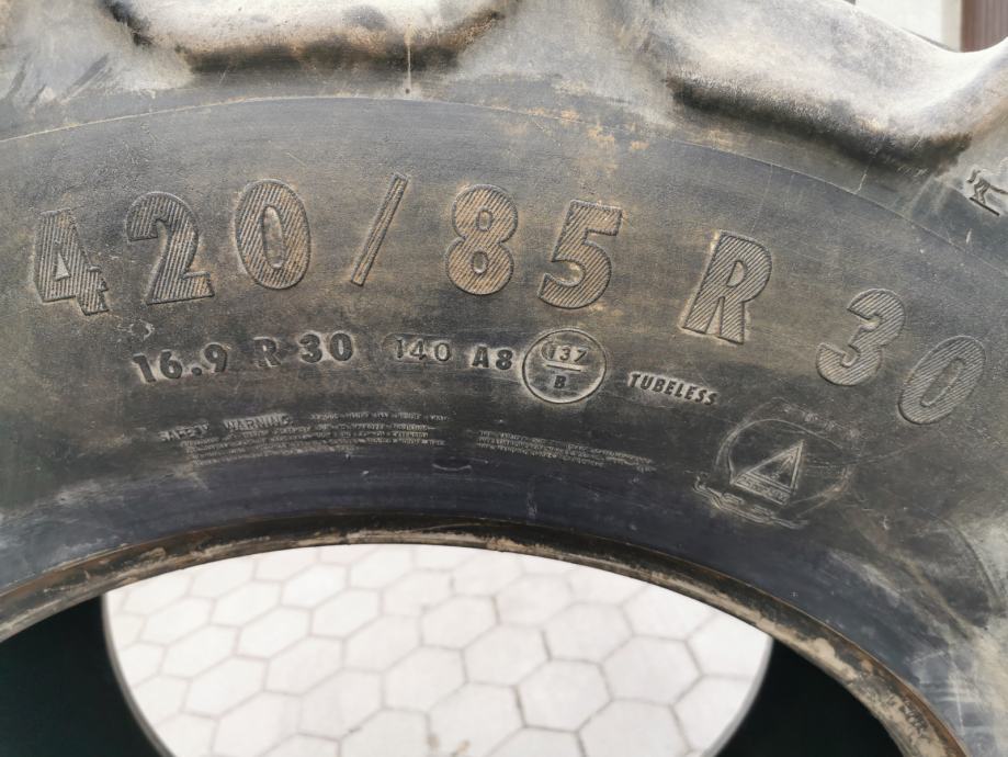 Traktorska pnevmatika 16.9 R30 (420 85 R30)