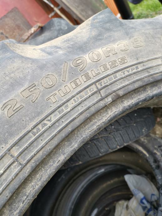 Traktorski pnevmatiki 250/90 R38