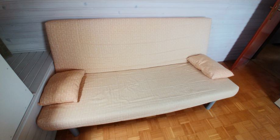 Brezhibno ohranjen kavč (trosed - raztegljiv)