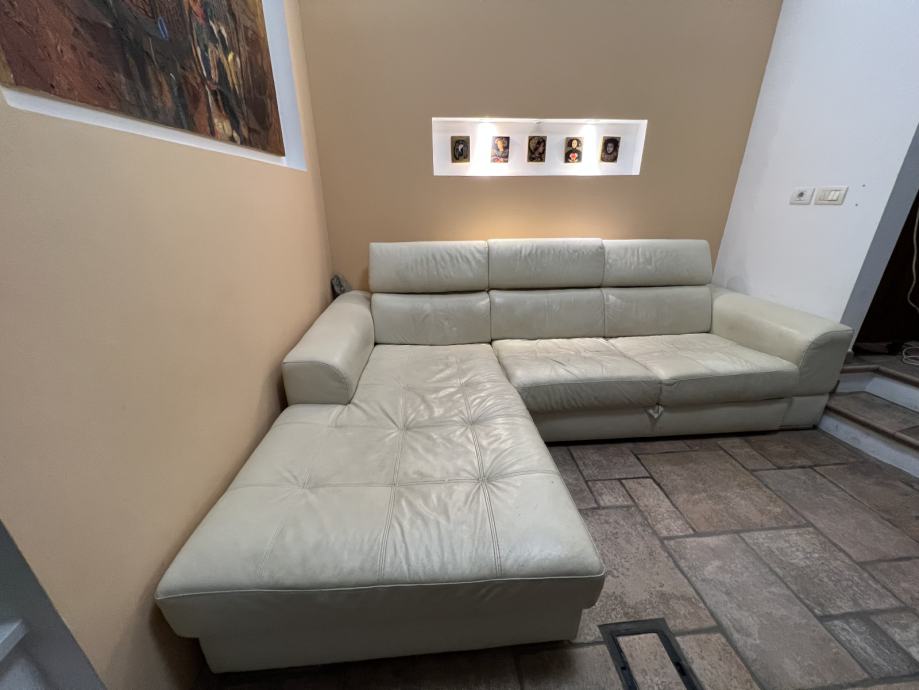 TROSED S POSTELJO – Naš kavč išče nove ritke