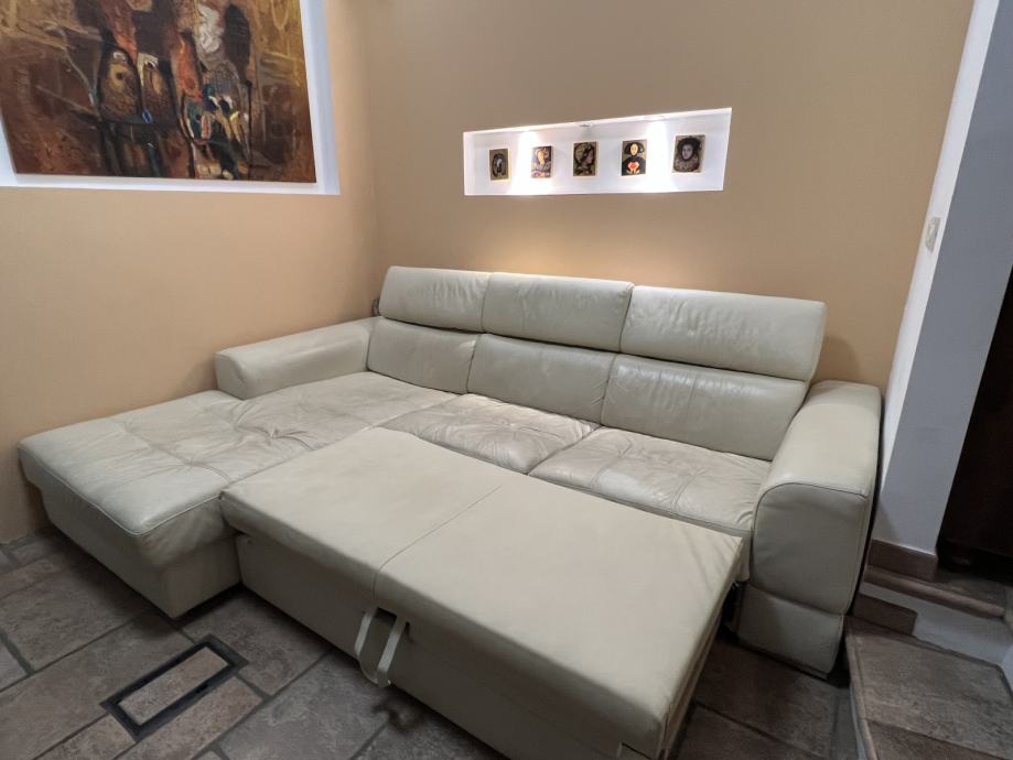 TROSED S POSTELJO – Naš kavč išče nove ritke