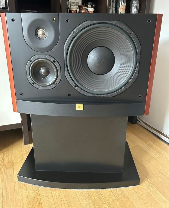 JBL L90, par s pripadajočimi stojali in zaščitnimi mrežicami