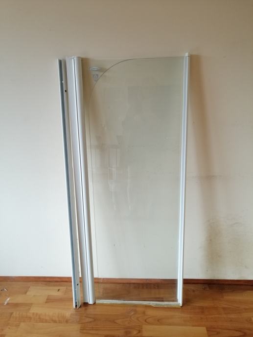 Gibljiva steklena stena nad banjo za tuširanje