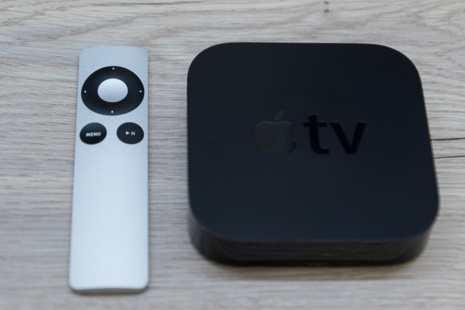 Apple TV (second generation, A1378) z daljinskim upravljalnikom