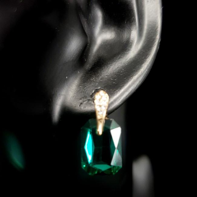 Elegantni uhani  z zelenim velikim kristalom