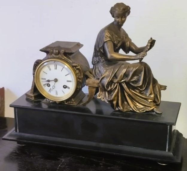 Francoska komodna ura s figurami v bronu na črnem marmorju