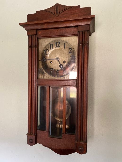 Stara lesena ura iz začetka leta 1850