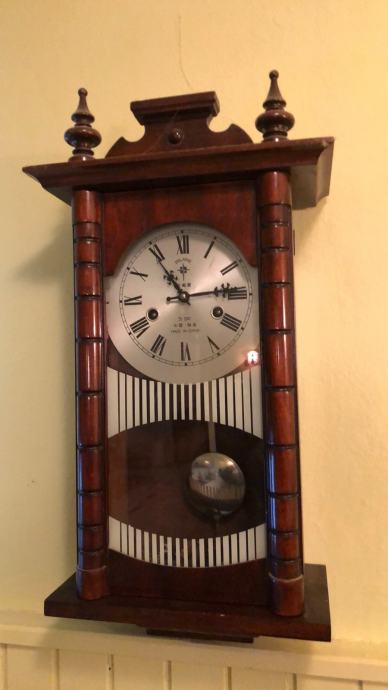 Stenska ura, stara 40 let, deluje brezhibno