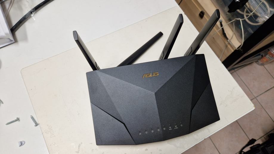 Asus router RT-AX5400 - zlomljen nastavek za anteno