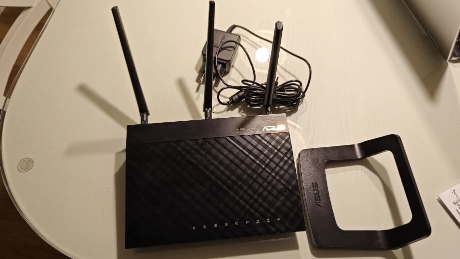 Router ASUS RT-AC66U, črn, 2.4 GHz in 5 GHz, brezžični usmerjevalnik