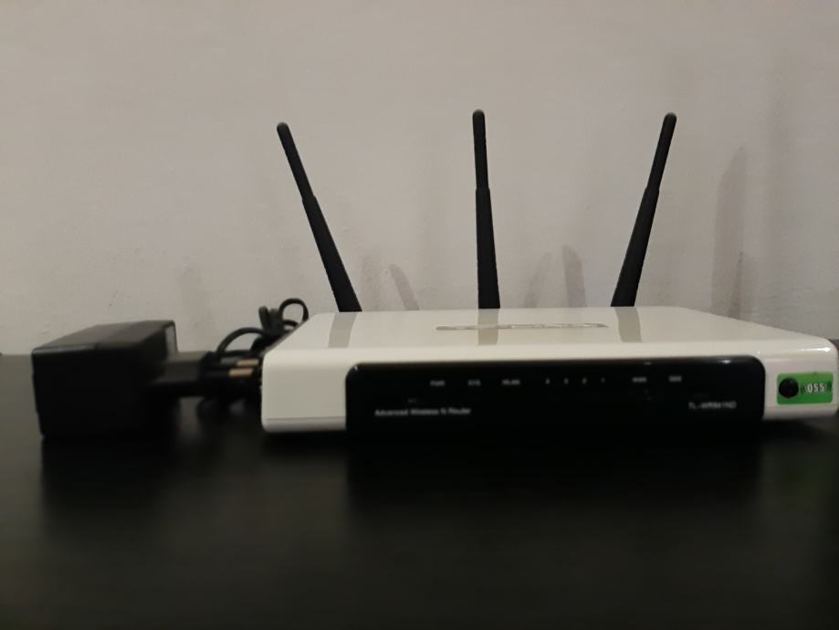 TP-LINK router ( 18 EUR)izredno dober signal skozi 2 armirani plosci