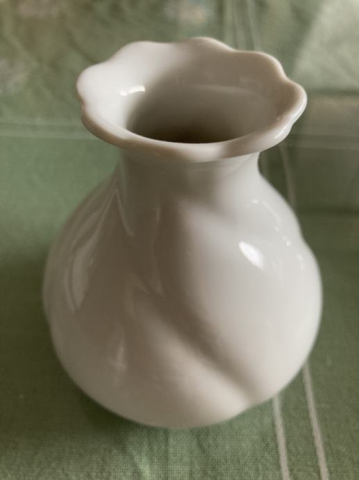 Bela vazica porcelan