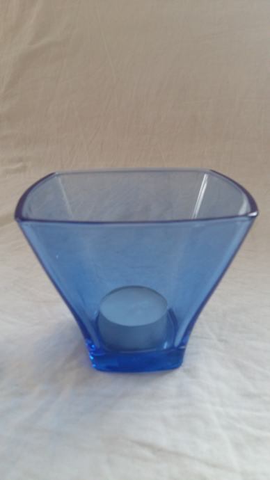 Modra steklena vaza, skodelica, vodni aramžma, svečnik ...