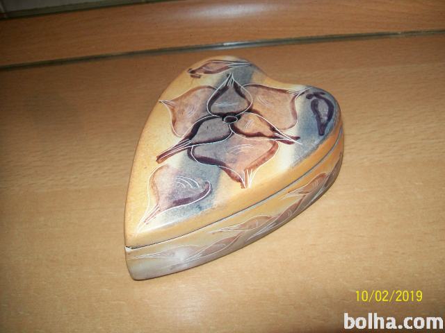 Okrasna škatlica iz kamna v obliki srca NOVA