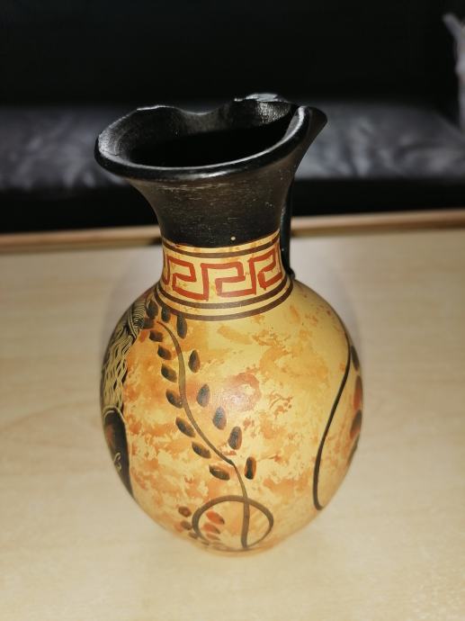 Stara glinena vaza z lepimi motivi