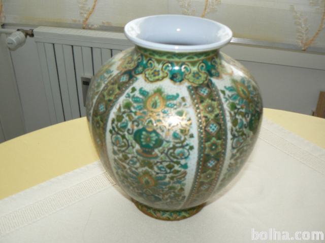 Vaza - porcelan z bogatim vzorcem, viš. dobrih 25 cm