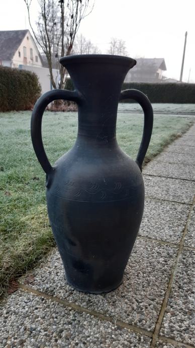 Črna glinena starinska vaza, večja