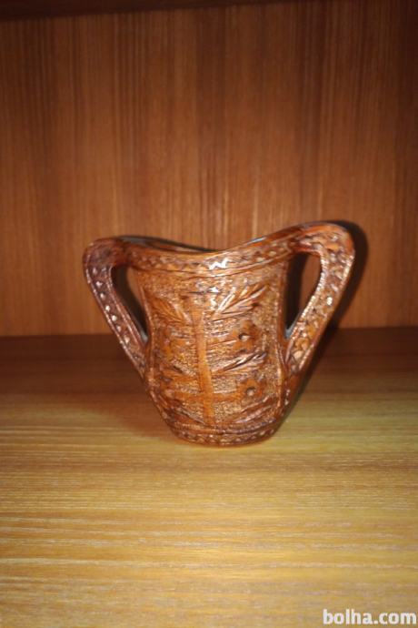 Umetelno izdelana vaza z dvema ročajema