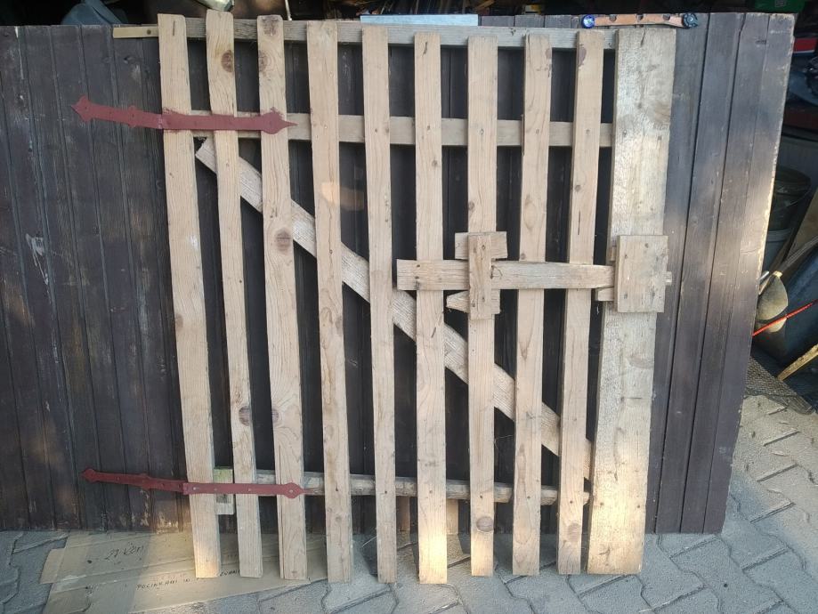 Lesena vrata z zapahom za vrt , pašnik , svinjak