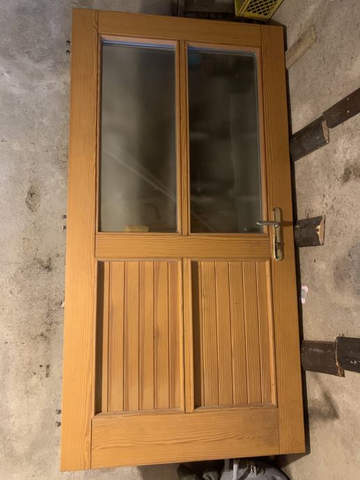 Masivna lesena vhodna vrata z podbojem