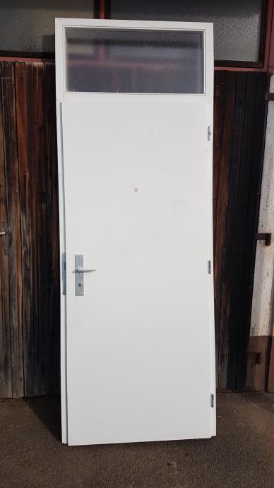 Vhodna stanovanjska vrata, bela