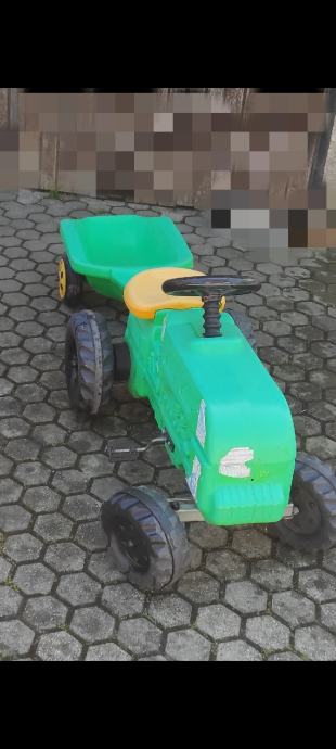 otroški traktor na pedale