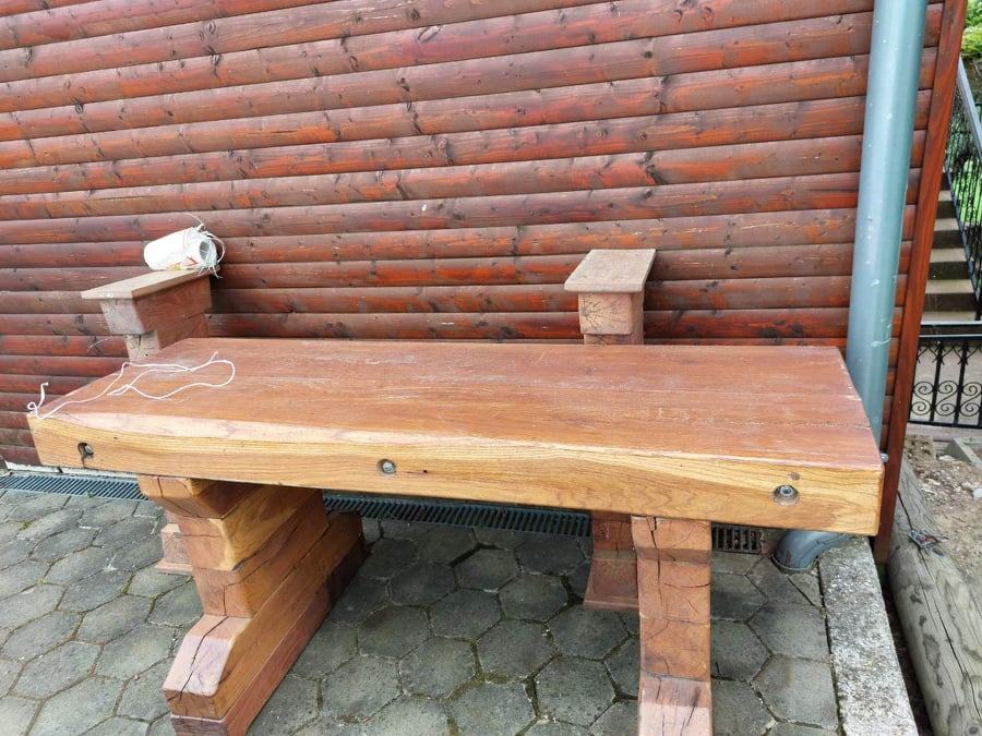 Lesena miza in dve klopi, vrtna garnitura