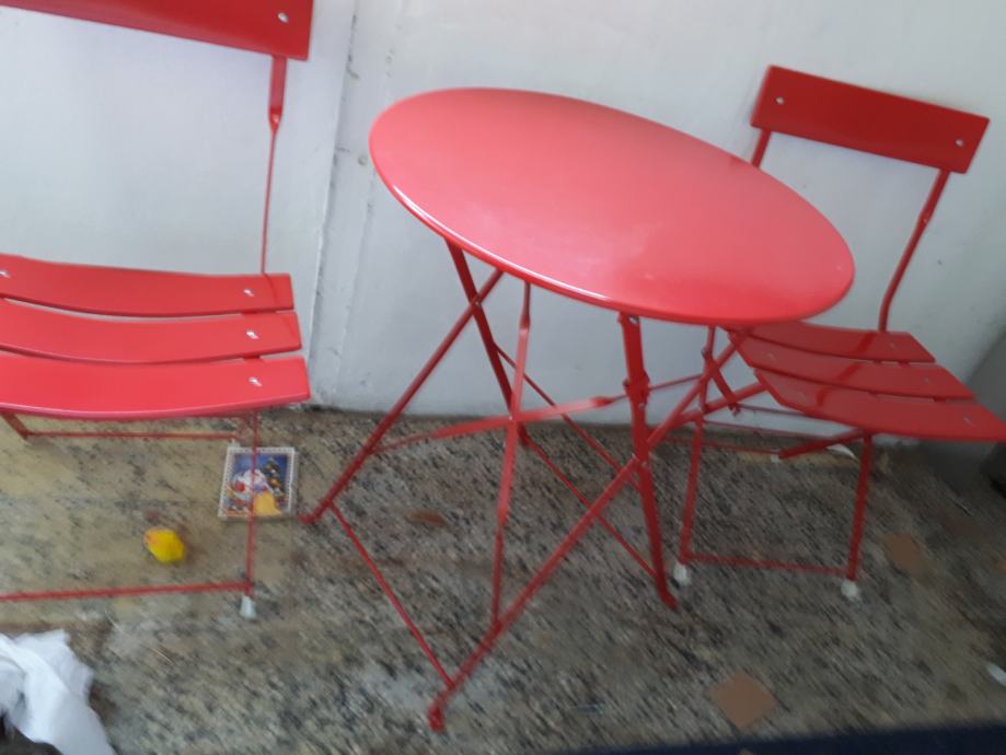 Rdeča kovinska mizica z dvema stoloma