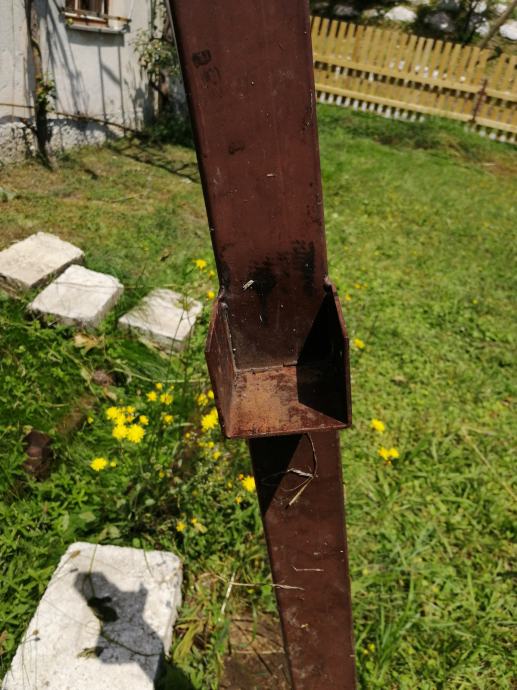 Stebrički z betonskim  temeljem (vsaj 40 cm) z dvema nosilcema