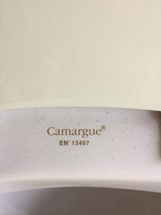 Pisoar Camargue s pokrovom