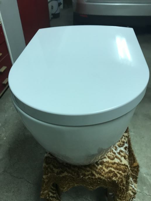 Visoko kvalitetna WC školjka HATRIA s pokrovom