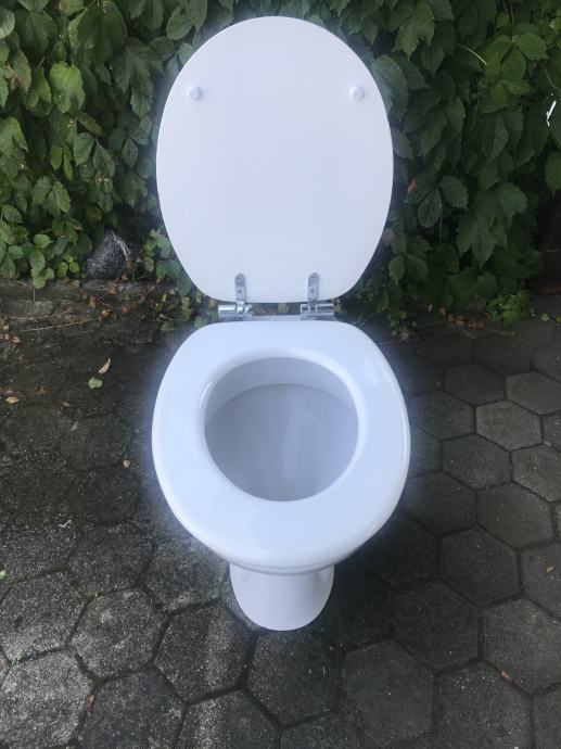 WC školjka_talna s pokrovom