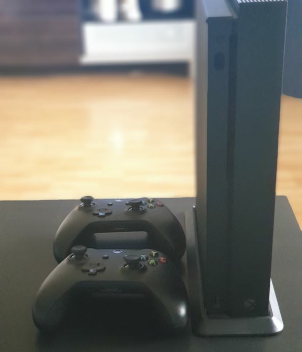 Xbox One X 1TB kot nova!!
