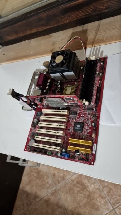 Osnovna plošča AMD MSI in procesor Athlon 1800+ retro