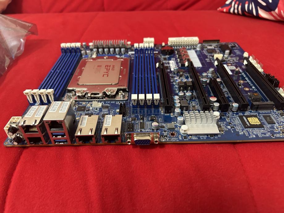 GIGABYTE MZ01-CE1 ADVANCED Micro Devices epyc 7002/7003 scheda madre