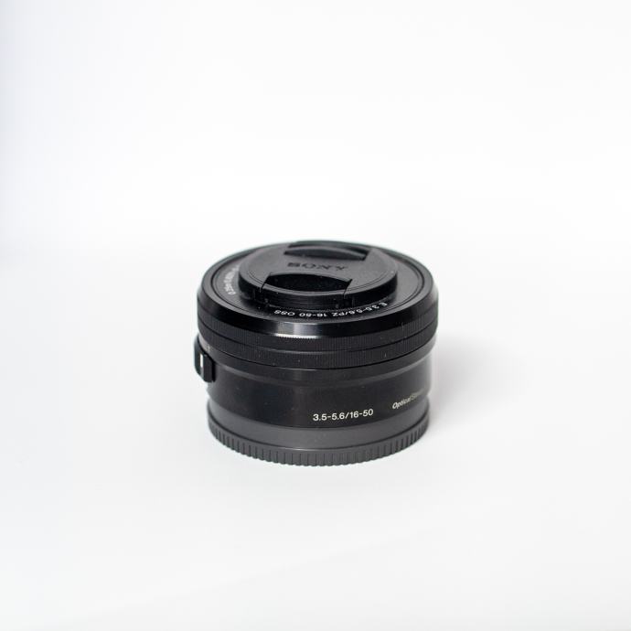 JJC Camera Lens Cap Auto Lens Hood Cap Protector voor Sony E PZ 16-50mm f/3.5-5.6 OSS Lens & Sony FE 28-60mm f/4-5.6 Lens Camera Accessoire - Zwart JJC Camera Lens Cap Auto Lens Hood Cap Protector voor Sony E PZ 16-50mm f/3.5-5.6 OSS Lens & Sony FE 28-60mm f/4-5.6 Lens Camera Accessoire - Zwart