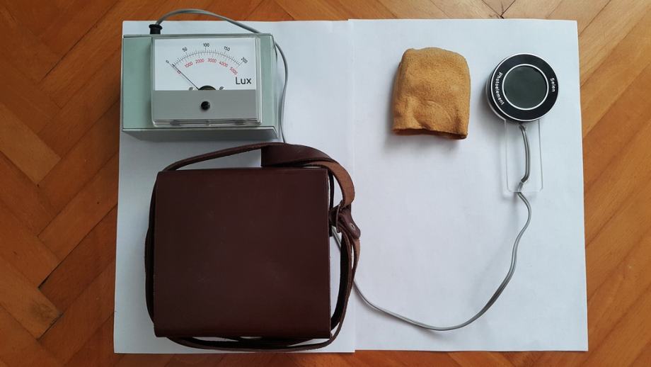 Analogni Lux meter v svetlo rjavi usnjeni torbici