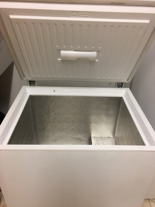Zanussi zamrzovalna skrinja 213 litrov
