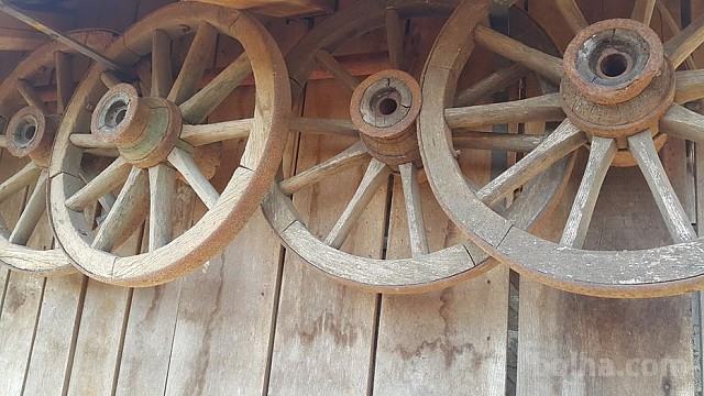 Stara lesena kolesa