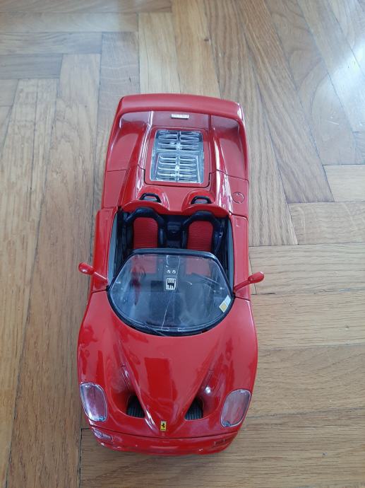 Avtomobil Ferrari rdeč