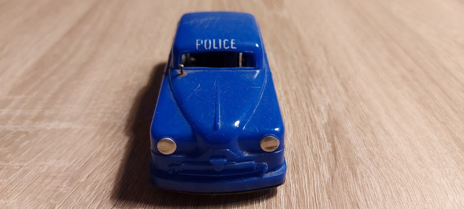 Stari avtomobilček iz 50tih let - policijsko vozilo