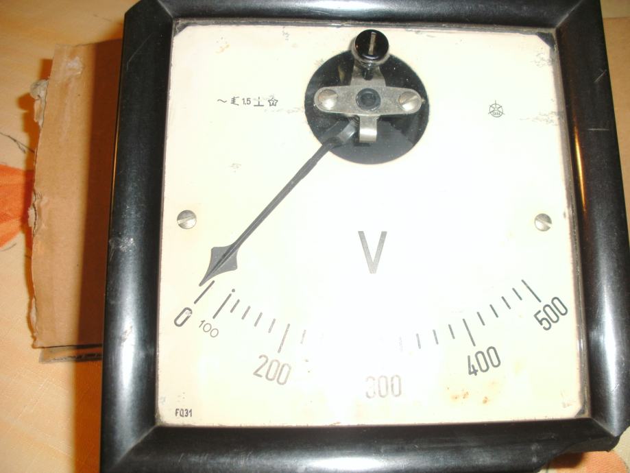 Iskrin inštrument z vrtljivo tuljavico V-meter