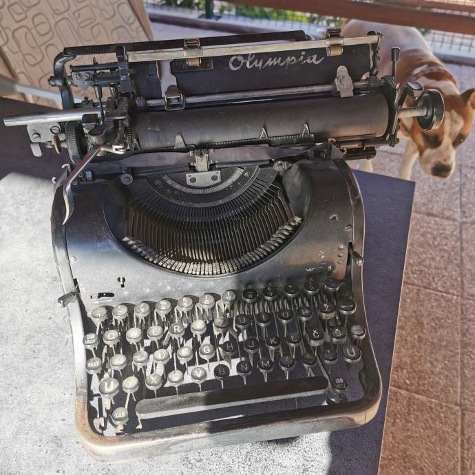 Starinski pisalni stroj- Olympia Mod 8