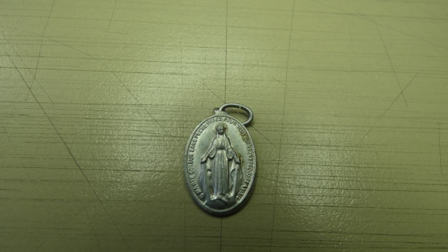 Svetinca medalion Marija. Velikost 1,5cm.
