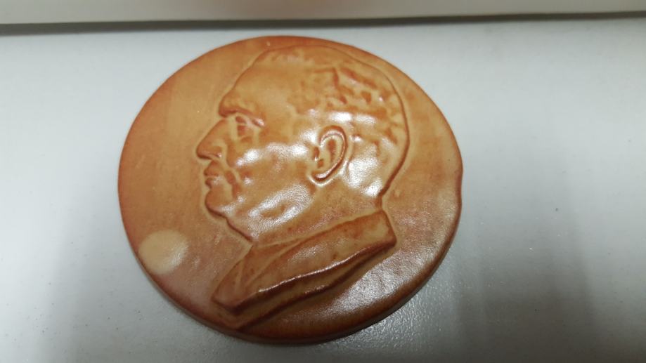 Tito, glinena ploščica z likom Tita