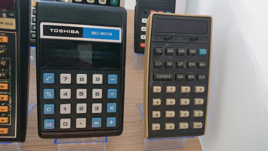 Zbirka starih kalkulatorjev Casio, Toshiba in Texas Instruments