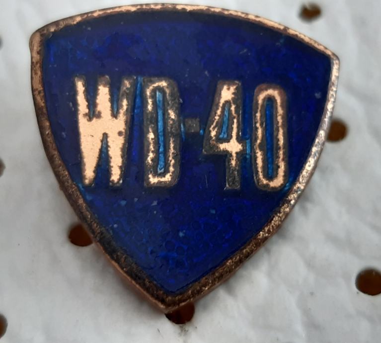 Značka WD 40 emajlirana starejša