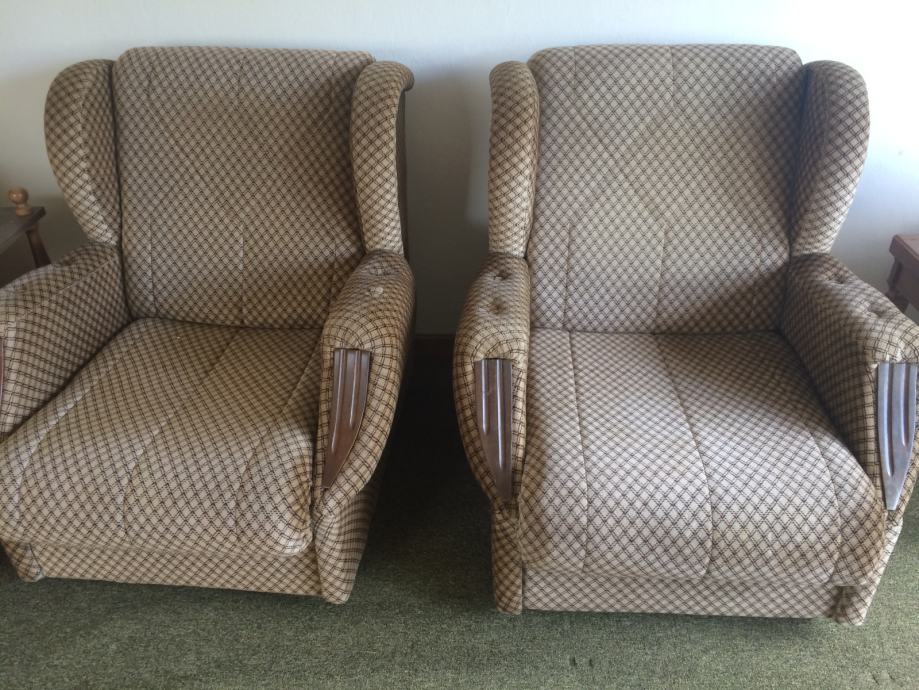 Dva udobna fotelja v bež barvi z rjavim vzorcem, lepo obhranjena